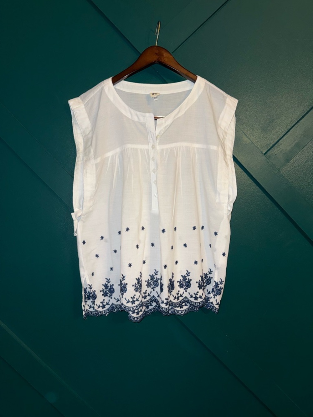 ivy jane White Sleeveless Cotton Top with Navy Embroidery